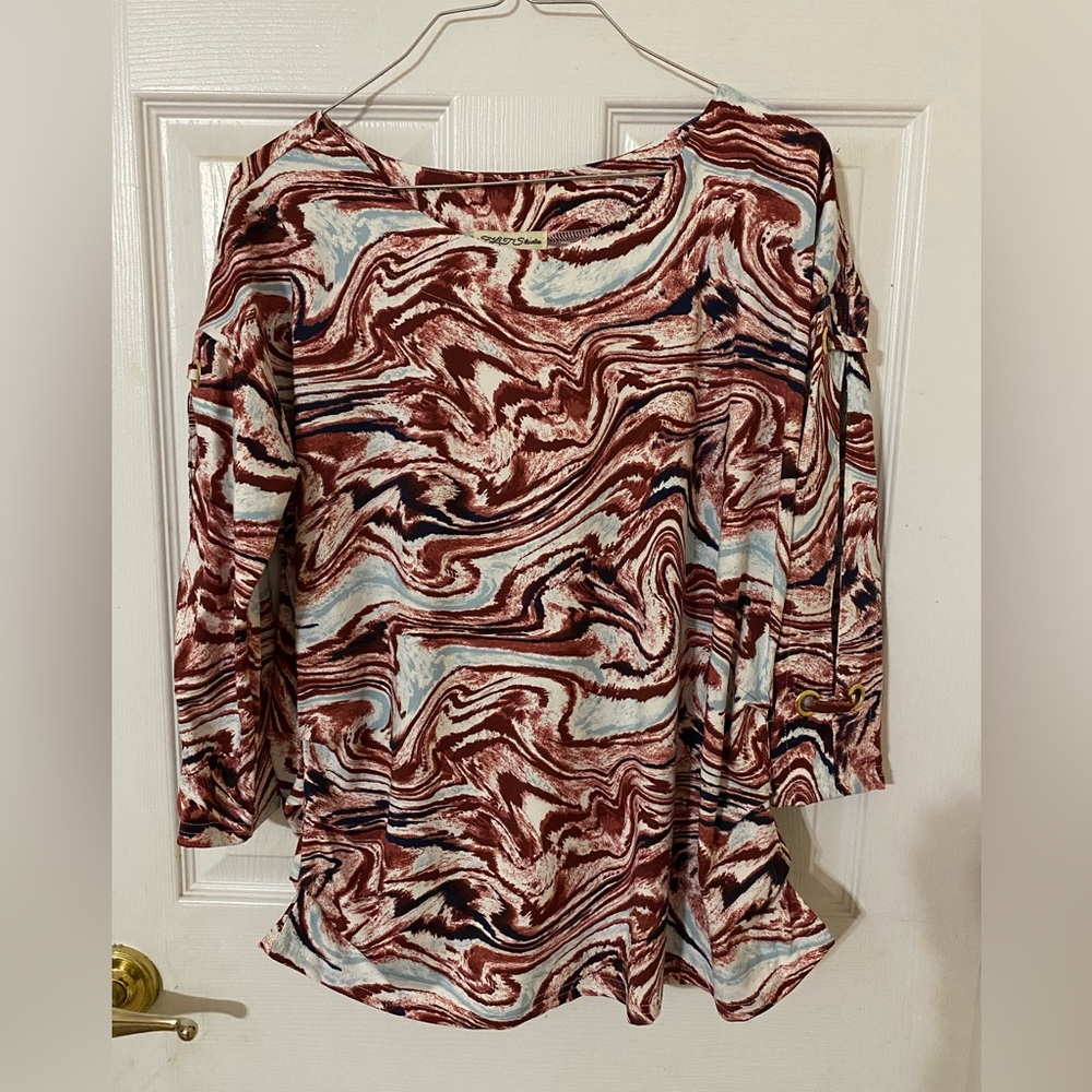Patterned 3/4 sleeve blouse.